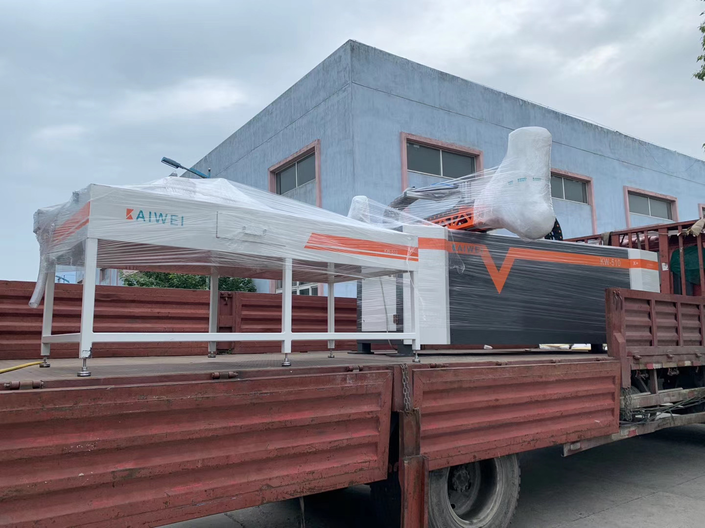 河北石家莊KW-510配電柜-門(mén)板發(fā)泡-全自動(dòng)涂膠機(jī)發(fā)貨通知